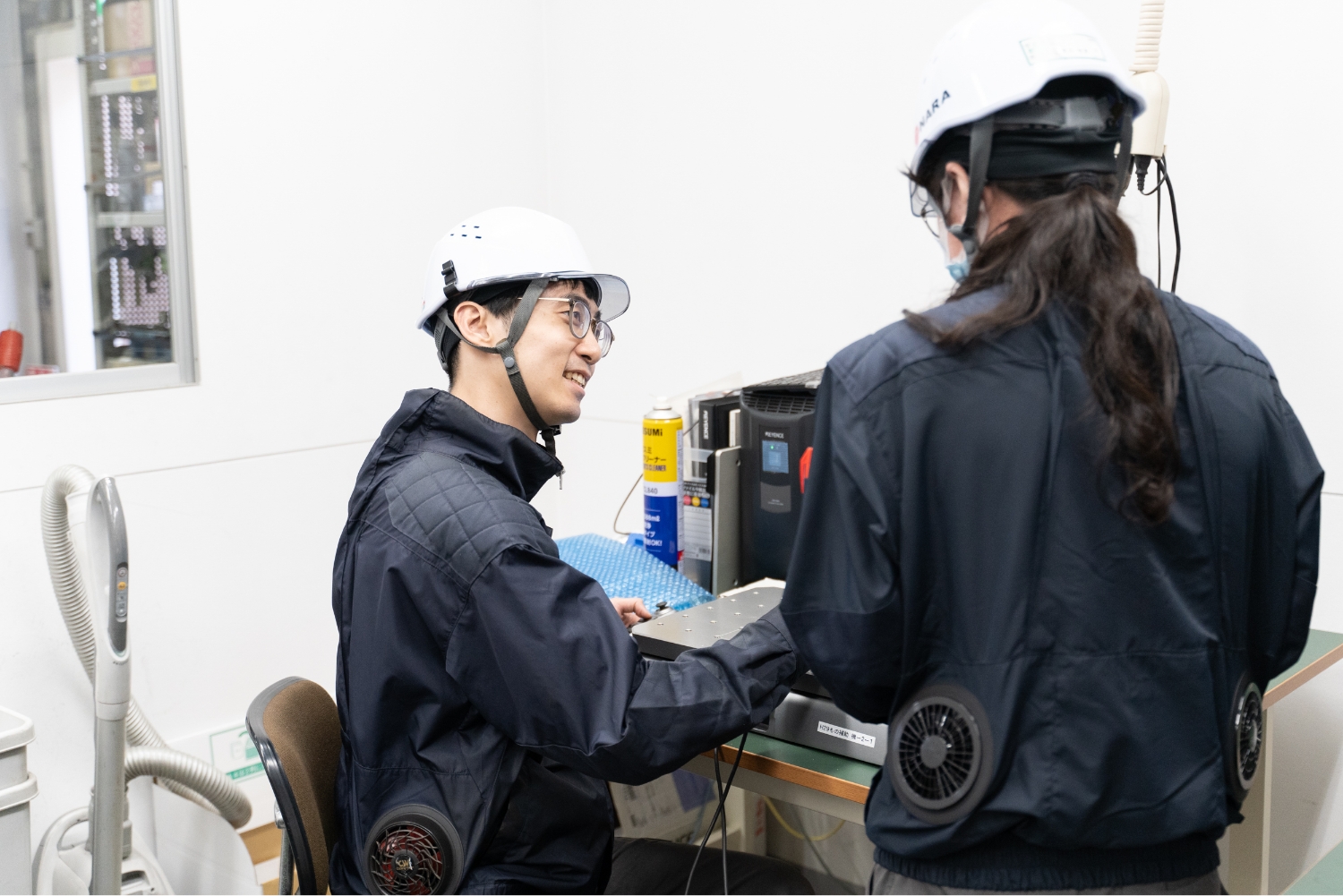 ヘルメットを着用して打ち合わせる様子