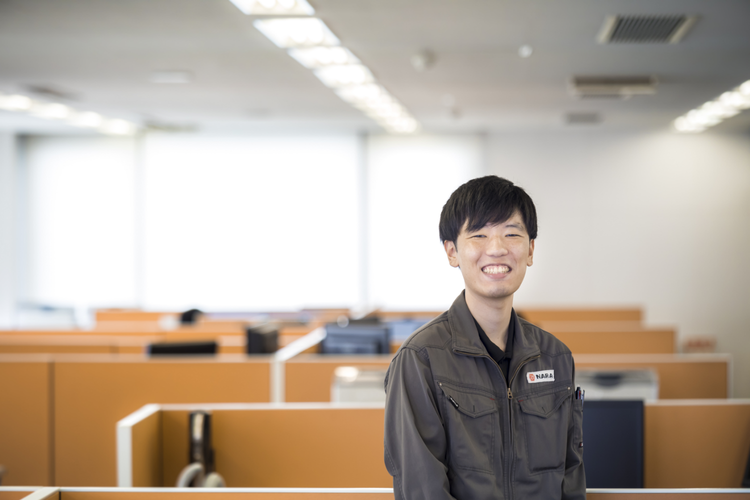 作業着で笑顔の男性