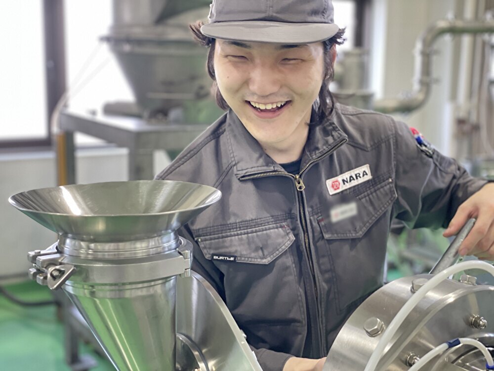 作業着で働く男性