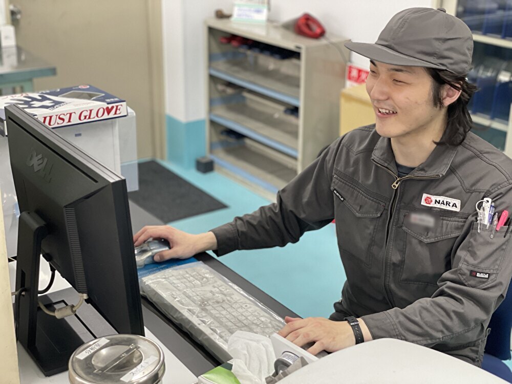 作業着で働く男性