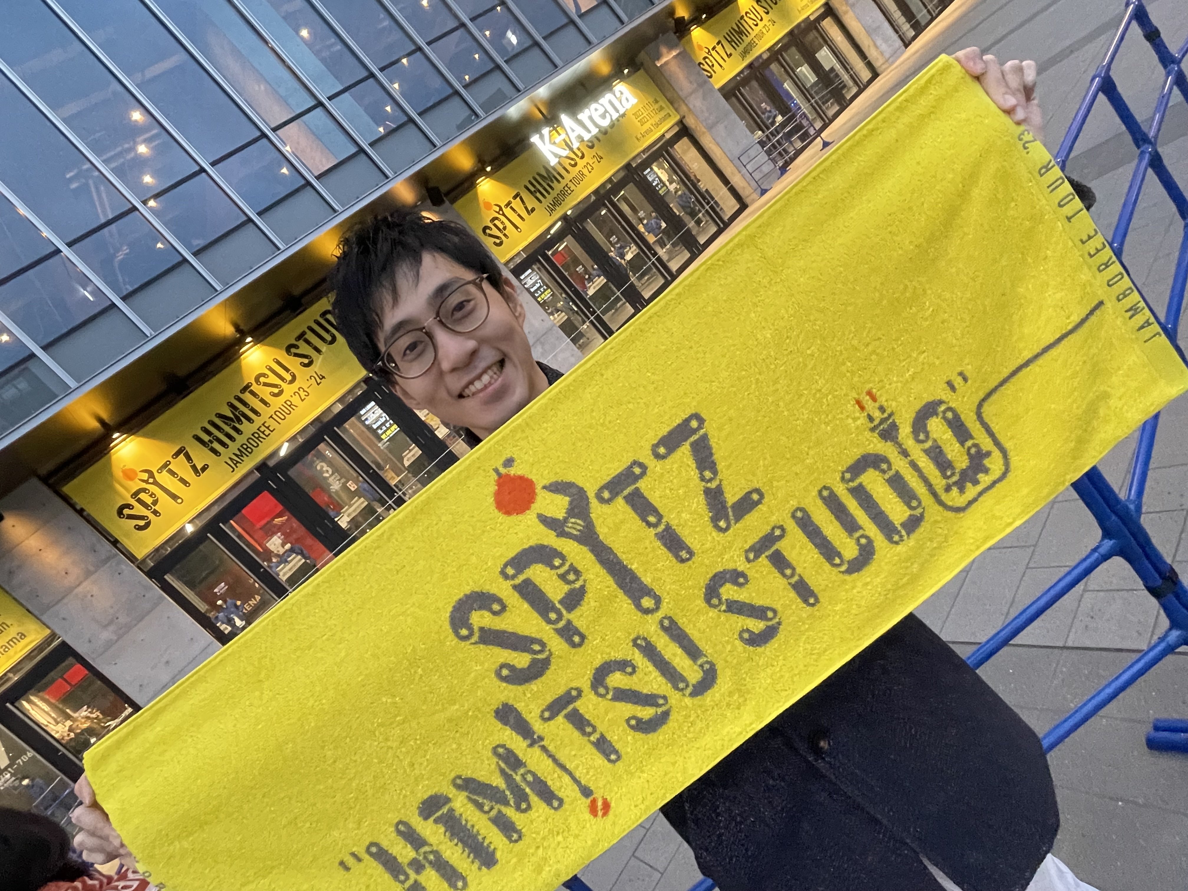 インタビューに答える様子