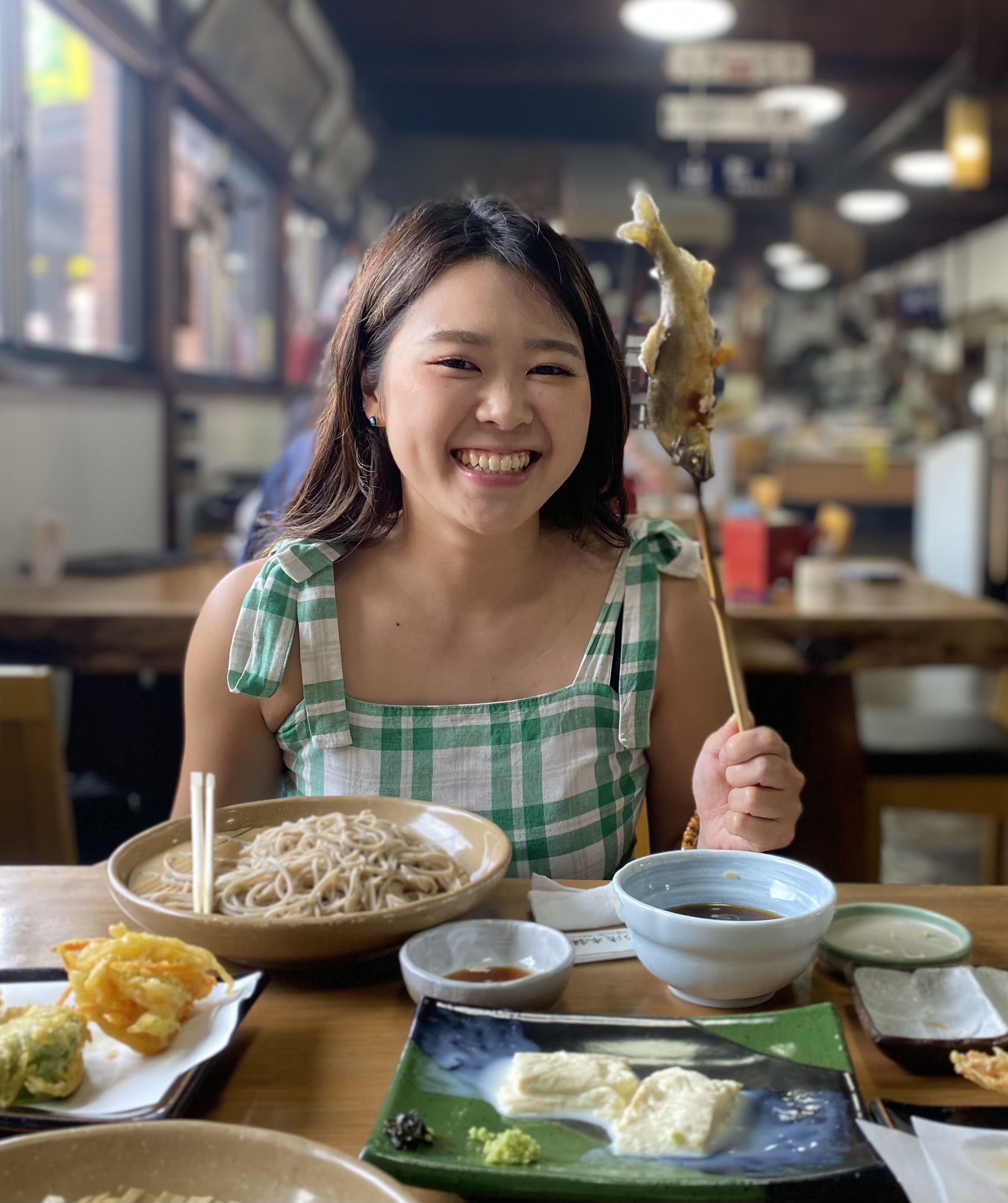 楽しく食事をする女性