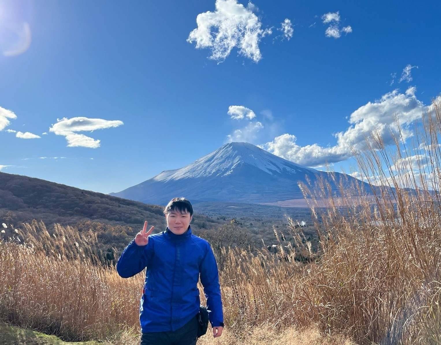 インタビューに答える男性